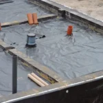 Membrană impermeabilă montată pe o suprafață plană din beton
