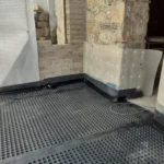 Membrană hidroizolantă montată pe pardoseala și pereții unui subsol