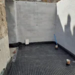 Membrană cu crampoane montată pentru drenajul și protecția fundației